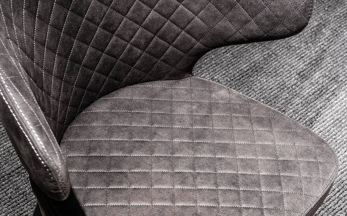 Zbliżenie na szare krzesło Livori Home Fogia z tkaniny