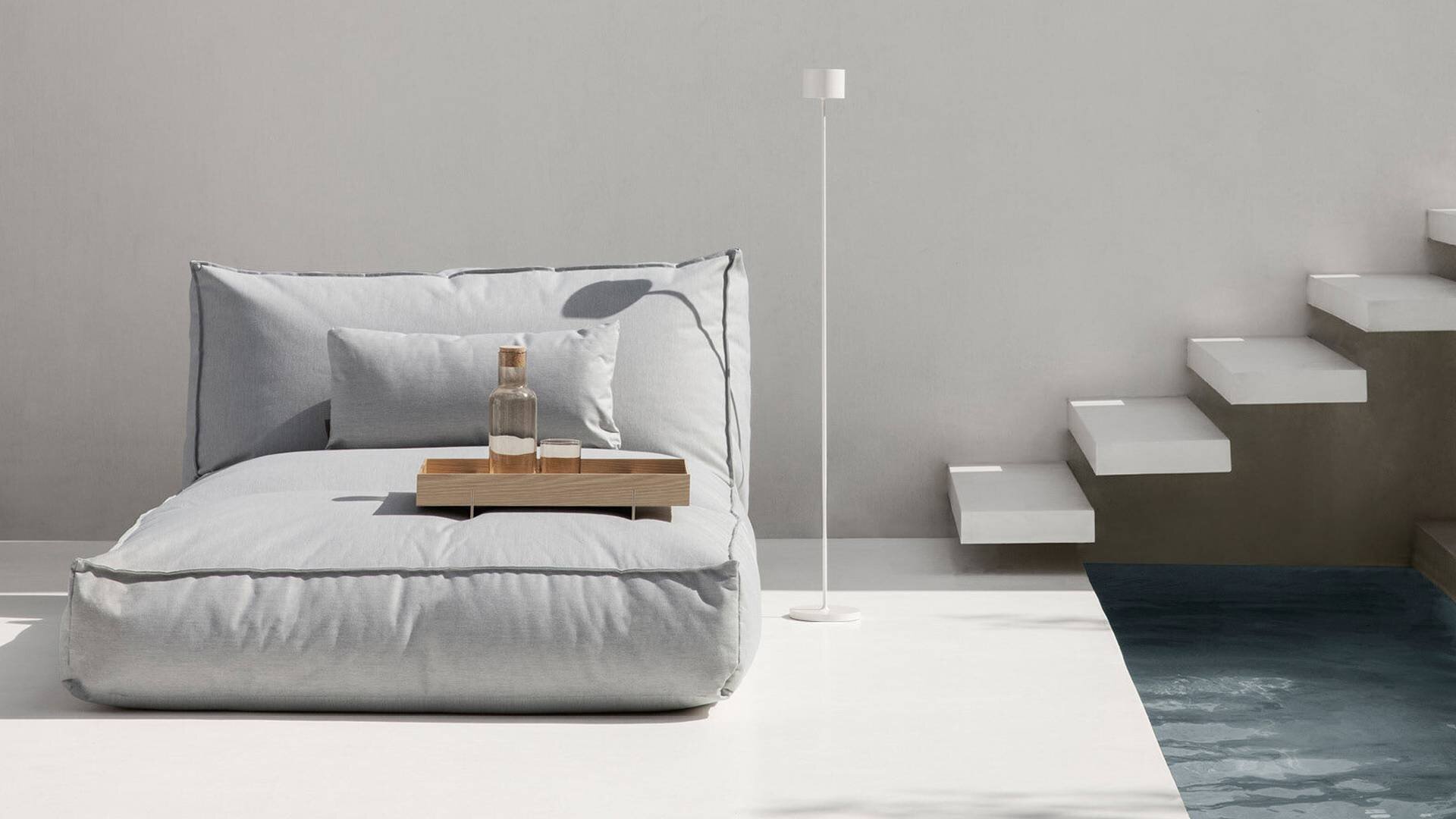 Leżanka - łóżko Blomus Stay tkanina outdoor jasnoszara - aranżacja