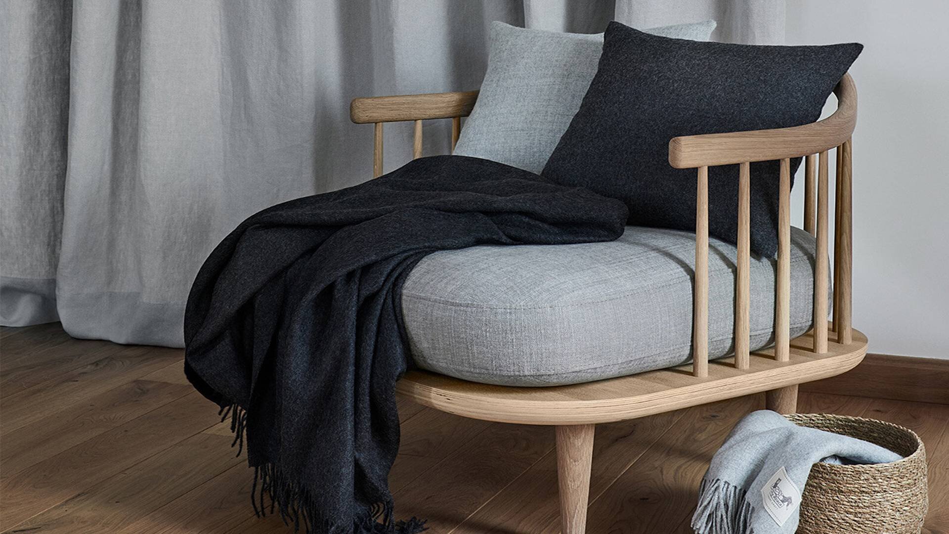 Pled z wełny alpaki MyAlpaca Classic w kolorze ciemnoszarym – aranżacja