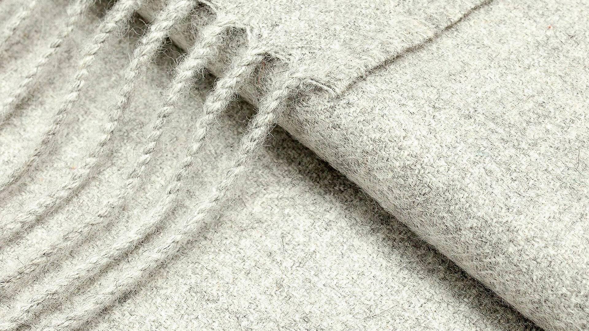 Zbliżenie na pled z wełny alpaki MyAlpaca Classic w kolorze srebrnoszarym