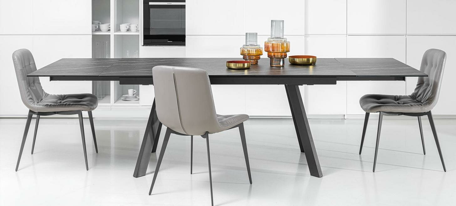 Stół Livori Home Sette ciemnobrązowy aranżacja z krzesłami w jadalni