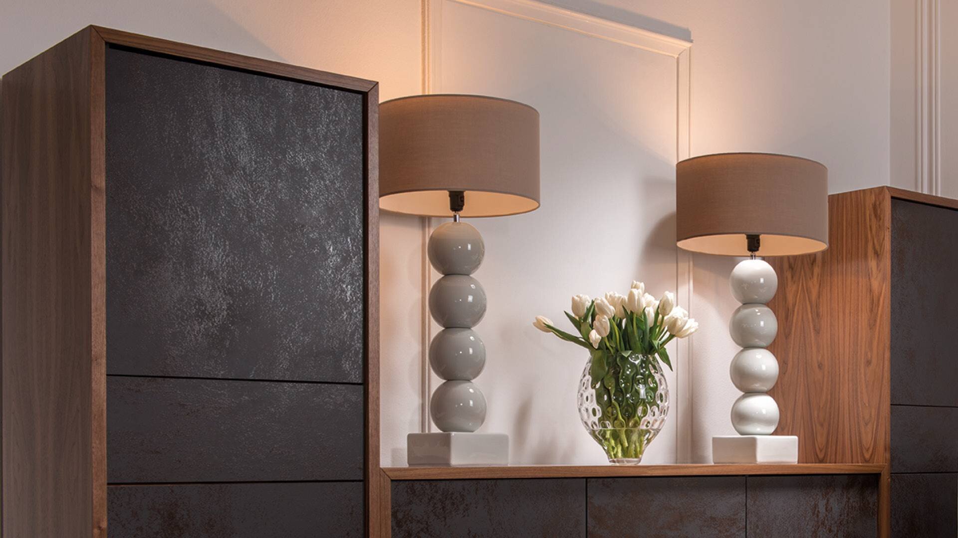 Aranżacja z lampą stołową Kler Accessories Bilba w kolorze białym
