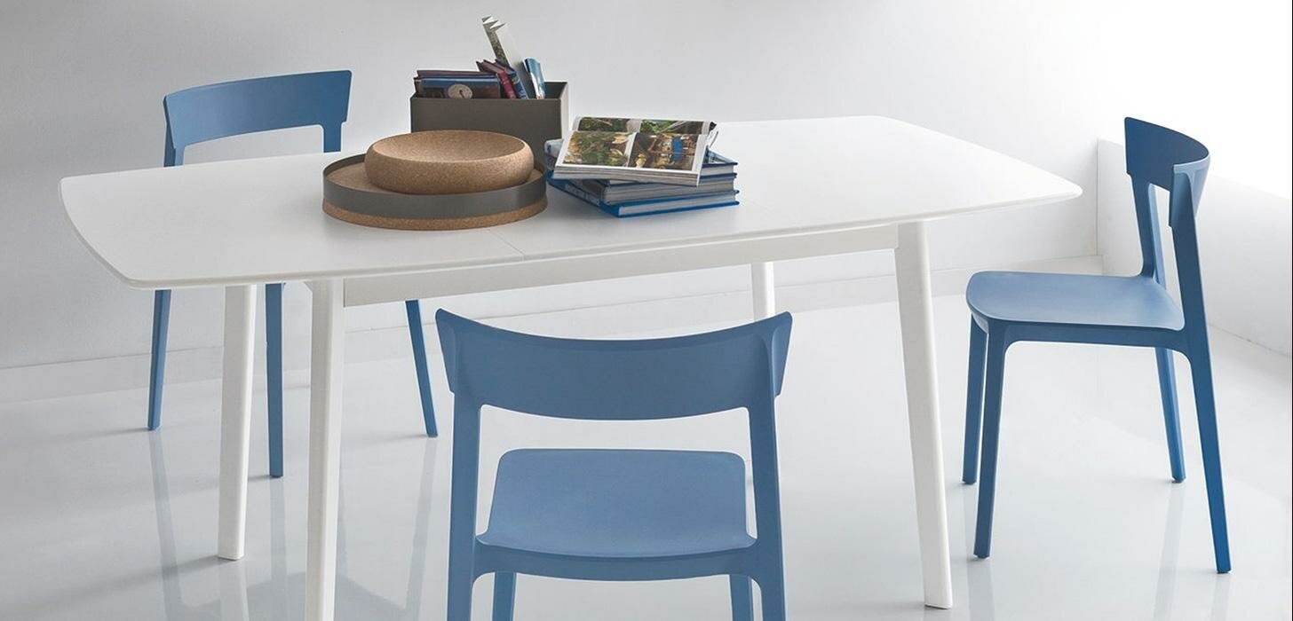 Biały stół i niebieskie Krzesła Calligaris Cream