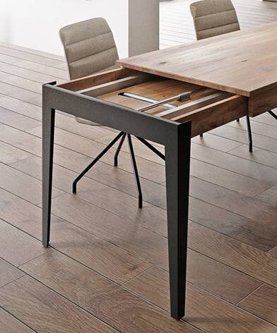 Stół rozkładany Trebord Floy drewniany brązowy - funkcja rozkładania