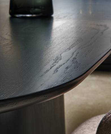 Zbliżenie na stół Kler Fungo drewniany czarny