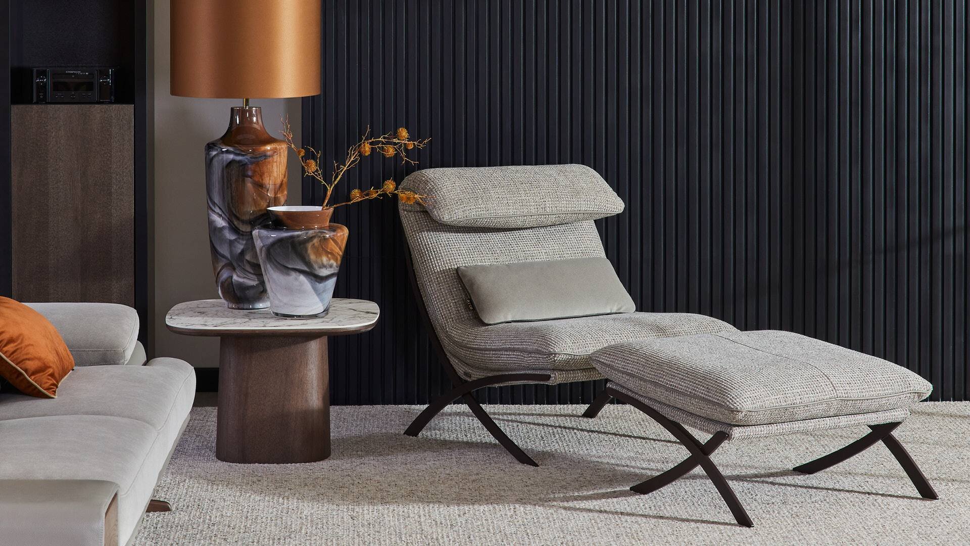 Fotel z pufem Kler Habanera W136 w szarej tkaninie - aranżacja