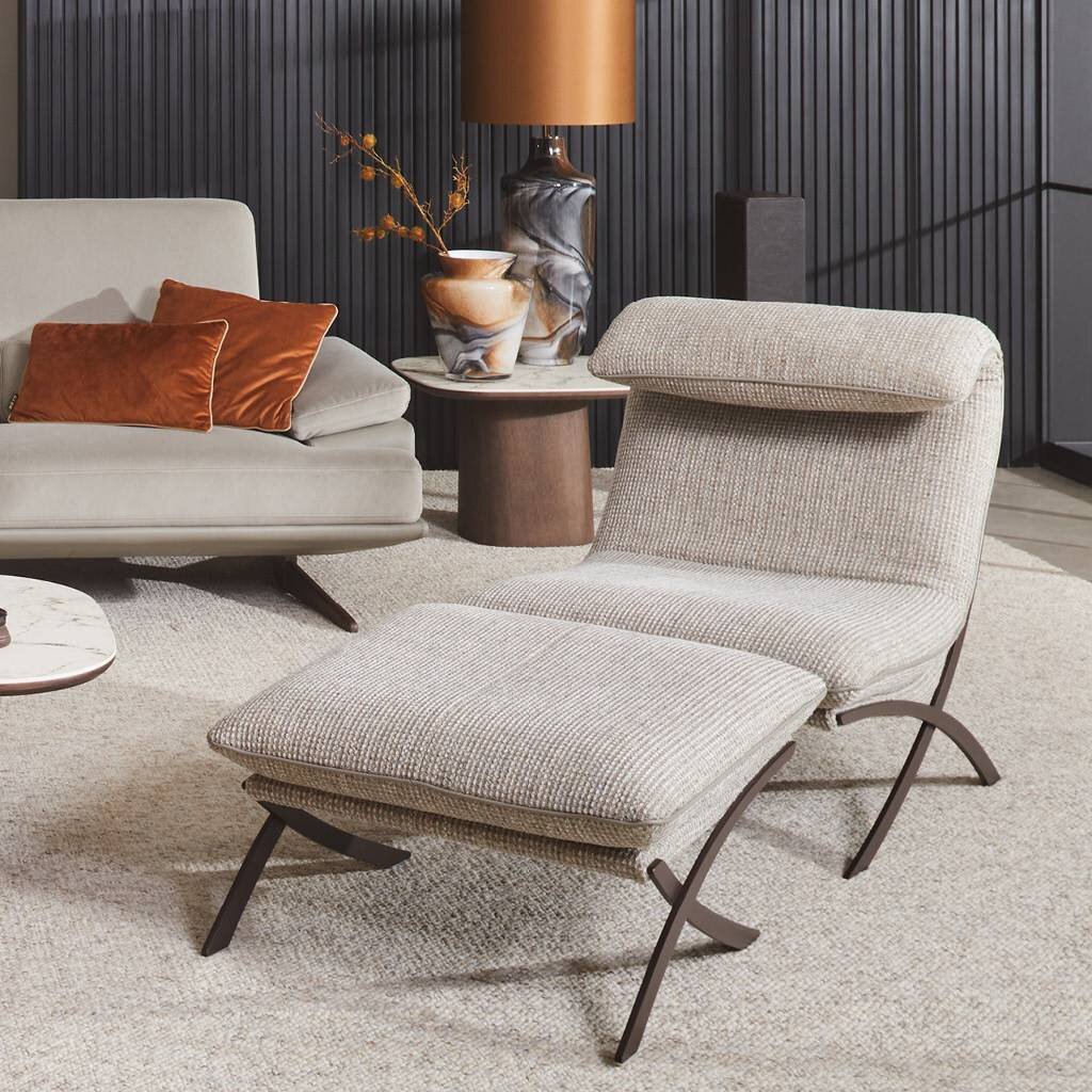 Fotel z pufem Kler Habanera W136 w szarej tkaninie – aranżacja
