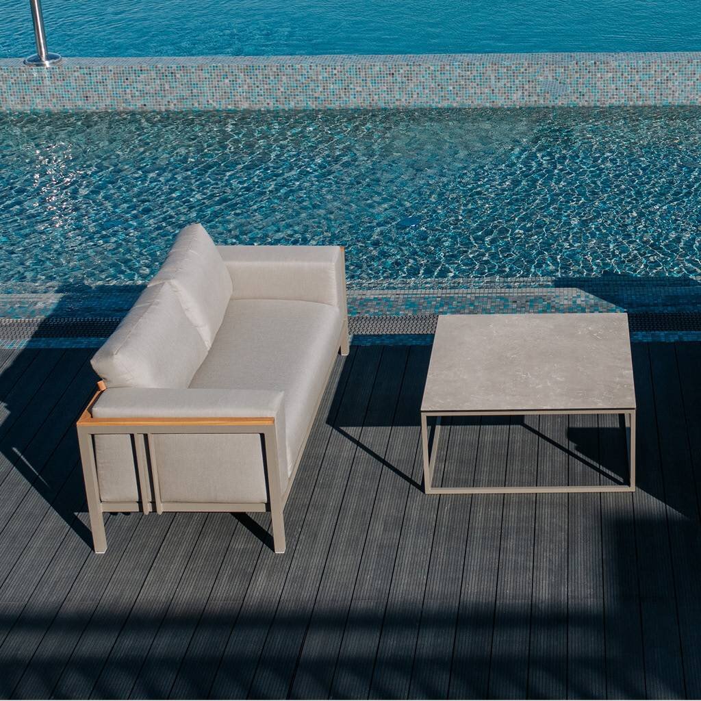 Sofa dwuosobowa Rondo Loving Nature Rodos ze stolikiem kawowym – aranżacja