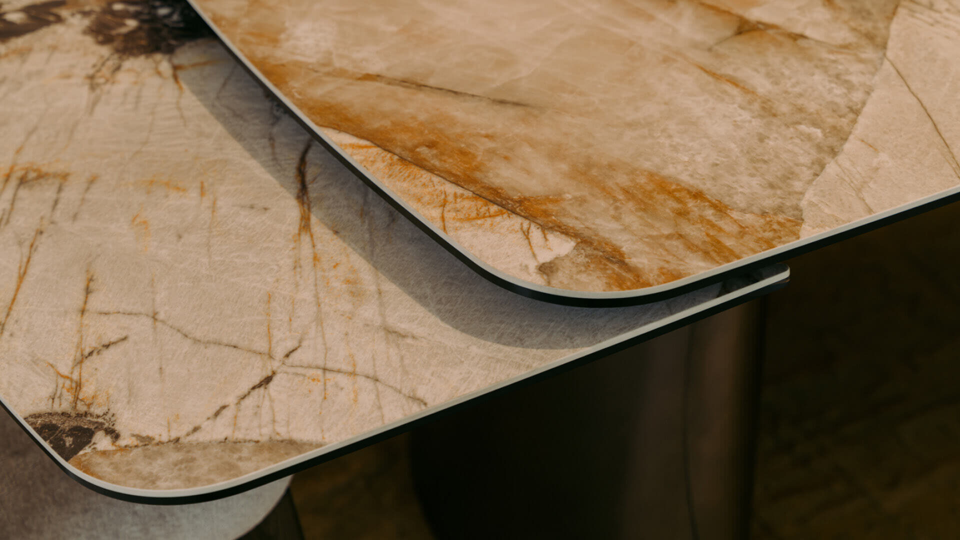 Zbliżenie na blat stołu Kler Trenta ceramiczny beżowy