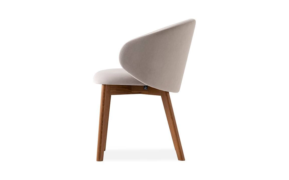 Krzesło z podłokietnikami Connubia Tuka szare (sand) z tkaniny z drewnianymi nogami